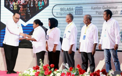 Serahkan SK Badan Hukum Koperasi, Menkop: Isi dengan Kejujuran, Gotong Royong, dan Gagasan Segar