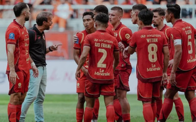 Laga Panas di JIS: Persija dan Malut United Berbagi Poin di Tengah Hujan Kartu dan Insiden Suporter