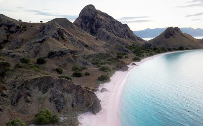 Pink Beach Pulau Komodo Dinobatkan Sebagai Pantai Terindah di Dunia 2025
