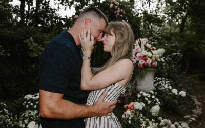 Taylor Swift Resmi Bertunangan dengan Travis Kelce