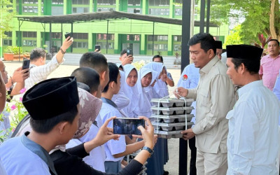 Anak Buah Prabowo Blusukan ke MAN 2 Kota Jambi, Cek Langsung Menu Makan Bergizi Gratis