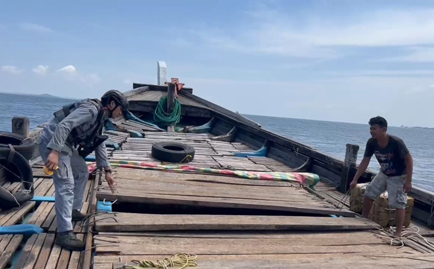 Penyelundupan bawang merah tanpa dokumen resmi, di perairan barat Pulau Galang, Kepulauan Riau, Sabtu (2/8/). [astakom/Bakamla]