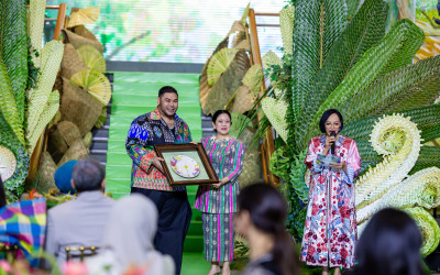 Dukung Pelaku Ekraf, Puan Hadiri Peluncuran Lini Busana Wastra Nusantara Ivan Gunawan
