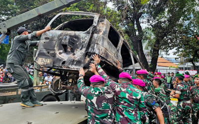 Prajurit TNI Bantu Ciptakan Situasi Kondusif