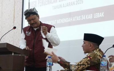 Air Mata Gus Ipul Tumpah untuk Guru dan Para Pengabdi Sekolah Rakyat