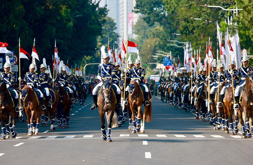 Pasukan berkuda mengawal bendera sang saka Merah Putih untuk dikibarkan dalam peringatan HUT ke-80 RI di Istana Merdeka, Minggu (17/8). [Tim Media Presiden]