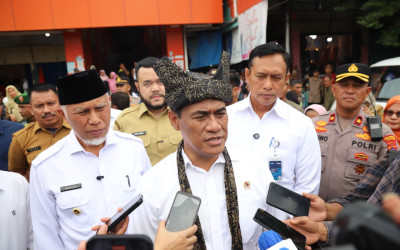 Kunjungi Pasar Lubuk Buaya, Mentan Pastikan Beras SPHP Terdistribusi Masif dan Terjangkau Harganya