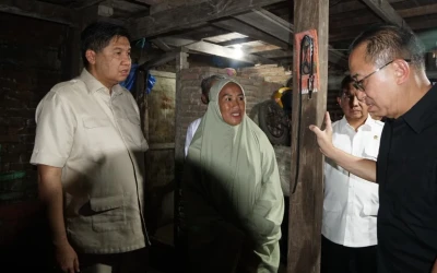 Menteri Ara Ajak Ciputra Renovasi Rumah Tidak Layak Huni Warga Pampang Kota Makassar