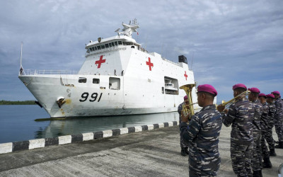 Kedatangan KRI dr Wahidin Sudirohusodo di Sorong
