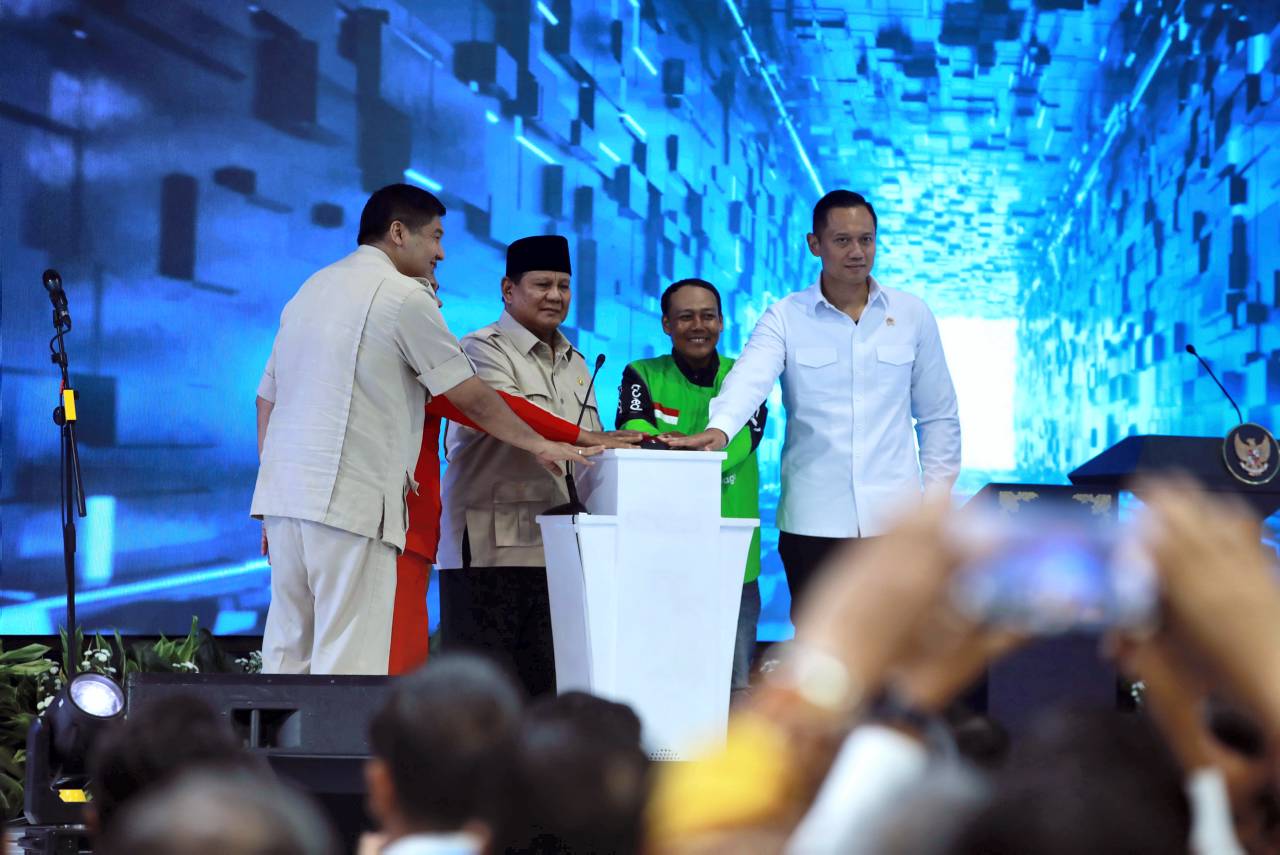 Presiden Prabowo Subianto menghadiri acara akad massal sebanyak 26.000 KPR Fasilitas Likuiditas Pembiayaan Perumahan (FLPP) dan Serah Terima Kunci Bersama Presiden Prabowo, Bogor, Jawa Barat, Senin (29/9). [Tim Media Presiden]
