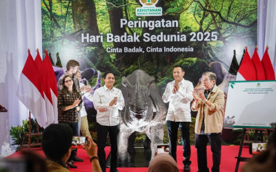 Peringati Hari Badak Sedunia 2025, Kemenhut Terima Patung Badak dari IRF