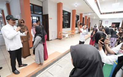 Kunjungi SRMP 16 Malang, Mensos Disambut Siswa dengan Puisi Menari di Atas Matahari