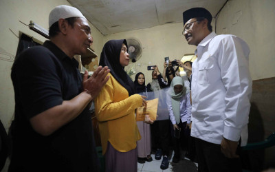Gus Ipul Kunjungi Keluarga Affan, Serahkan Santunan Kematian