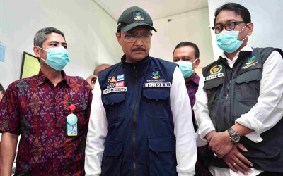 Jenguk Korban Banjir Bali, Mensos Serahkan Santunan Kematian