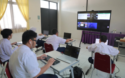 Guru SLB Terkesan dengan Smart Board dari Pemerintah, Bukti Negara Perhatikan Kaum Disabilitas