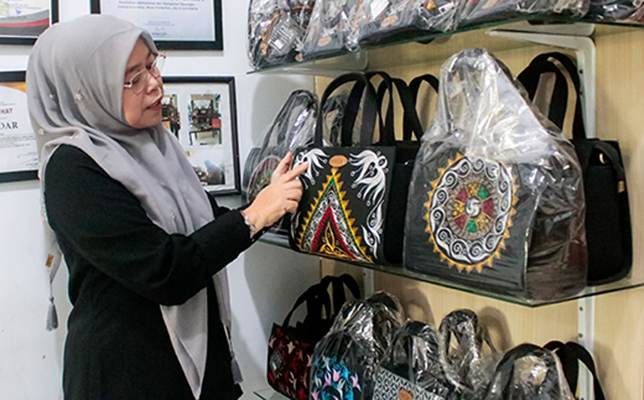 UMKM seni bordir khas Aceh memproduksi berbagai jenis bordir dengan sentuhan modern, di Banda Aceh, Aceh, Sabtu (13/9).