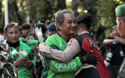 Aksi Ojol Bagikan Bunga di Monas