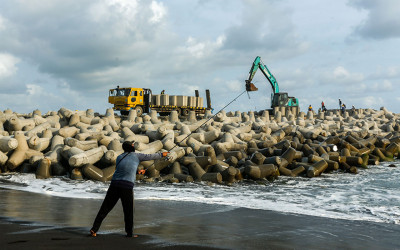 Pemasangan Beton Pemecah Ombak di Pantai Congot