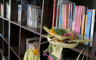 Persembahyangan Ribuan Buku di Hari Raya Saraswati