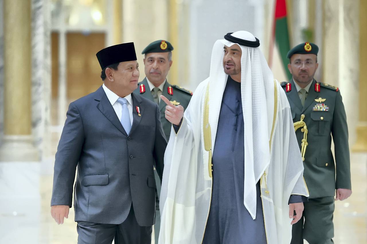 Presiden Prabowo Subianto melakukan pertemuan bilateral dengan Presiden Persatuan Emirat Arab (PEA) Sheikh Mohamed bin Zayed Al Nahyan (MBZ) di Qasr Al Watn, Abu Dhabi, Uni Emirat Arab, Sabtu, 23 November 2024. [Tim Media Presdiden]