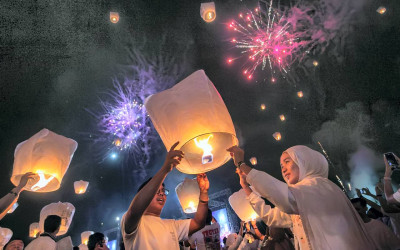 Ribuan Lampion Hiasi Langit Pantai Goa Cemara