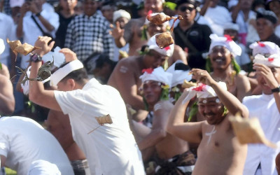 Tradisi Perang Ketupat di Badung Bali