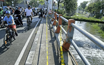 Sungai Rungkut Surabaya Keluarkan Semburan Air Bercampur Gas