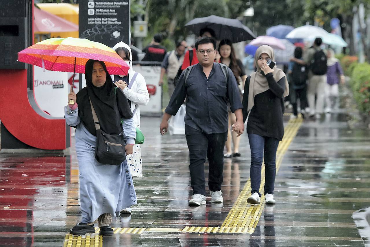 Seharian Jakarta Diguyur Hujan dari Pagi Sampai Malam, BMKG Kasih Warning Petir &amp; Angin 12/01/2026  [astakom/str-Antasena]