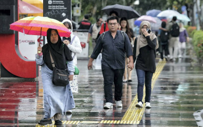 Seharian Jakarta Diguyur Hujan dari Pagi Sampai Malam, BMKG Kasih Warning Petir &amp; Angin