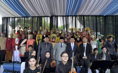 Momen Prabowo Berfoto Bersama Tim Paduan Suara Usai Upacara Hari Kesaktian Pancasila