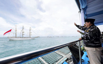 Momen, Presiden Prabowo Saksikan Puluhan Kapal Ikan Meriahkan HUT TNI ke-80