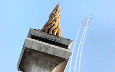 Prabowo Beranjak dan Beri Hormat Saat 20 Jet Tempur Melintas di Langit Monas