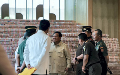 Penampakan Tumpukan Uang Pengganti Rp13,2 Triliun Melebihi Tinggi Badan Presiden Prabowo