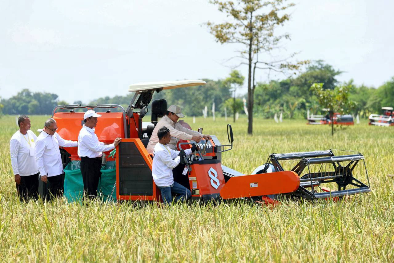 Presiden Prabowo Subianto mencoba combine harvester, alat pemanen modern yang mempermudah pekerjaan petani, di Desa Randegan Wetan, Kecamatan Jatitujuh, Majalengka, Jawa Barat, Senin, 7 April 2025. [Tim Media Presiden]