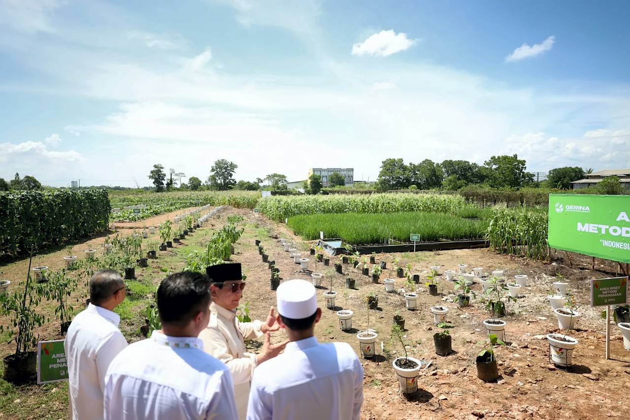 Presiden Prabowo Subianto mencoba tebar benih dengan teknologi drone pertanian saat menghadiri acara Gerakan Menanam Padi Serentak di 14 Provinsi di Desa Simpang Pelabuhan Dalam, Ogan Ilir, Palembang, Sumatera Selatan, Rabu, 23 April 2025. [Tim Media Presiden]