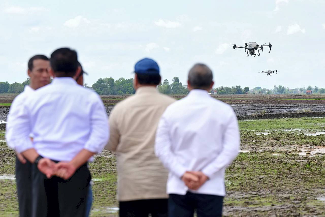 Presiden Prabowo Subianto mencoba tebar benih dengan teknologi drone pertanian saat menghadiri acara Gerakan Menanam Padi Serentak di 14 Provinsi di Desa Simpang Pelabuhan Dalam, Ogan Ilir, Palembang, Sumatera Selatan, Rabu, 23 April 2025. [Tim Media Presiden]
