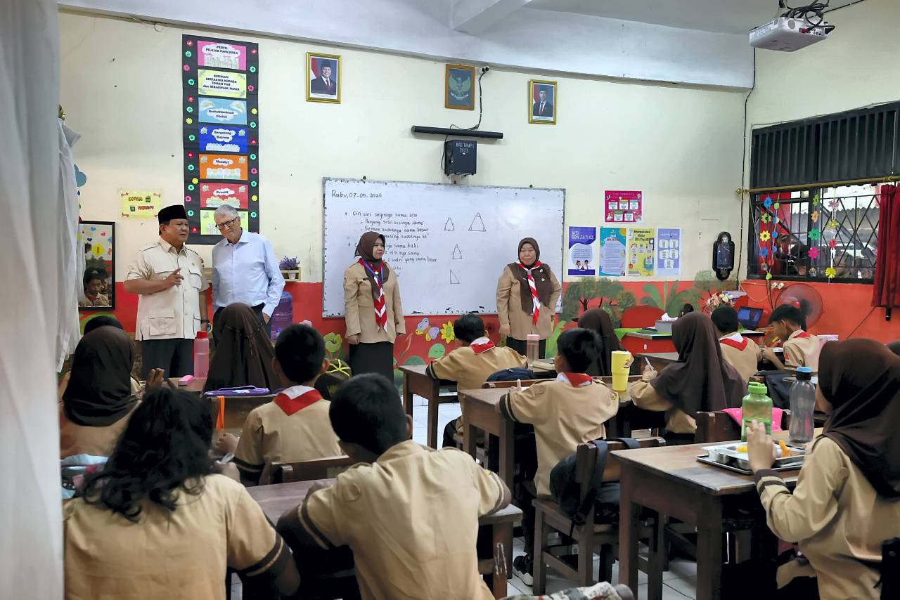 Presiden Prabowo Subianto berbincang dengan Bill Gates, di depan murid-murid SDN 03 Jati Pulogadung. [Tim Media Presiden]
