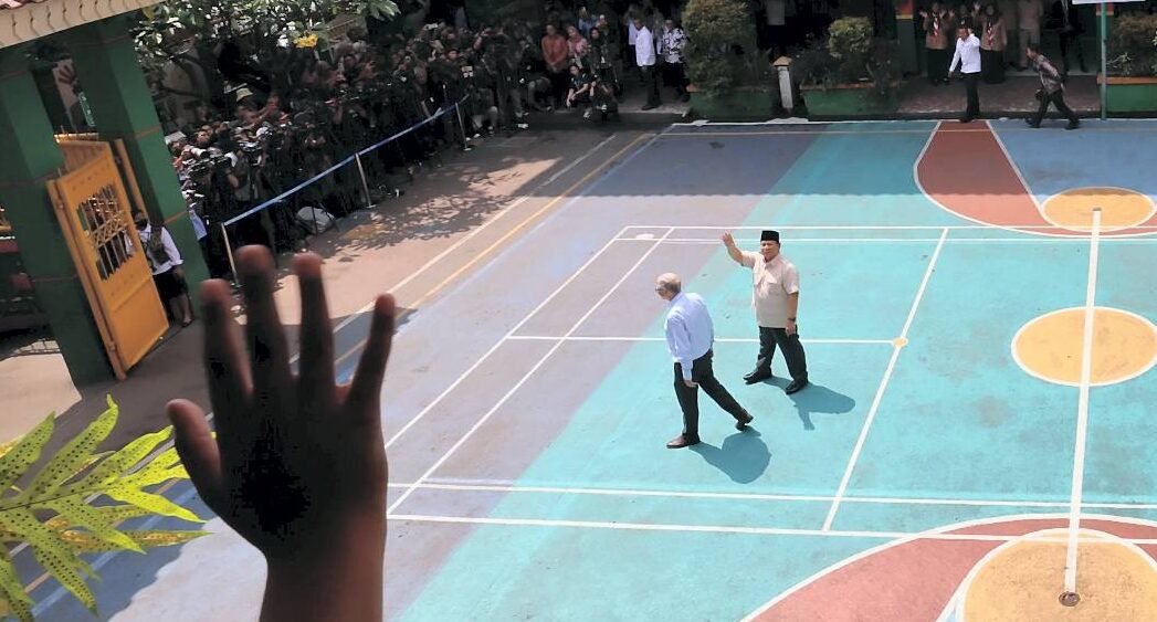 Presiden Prabowo Subianto bersama Bill Gates, di SDN 03 Jati Pulogadung. [Tim Media Presiden]