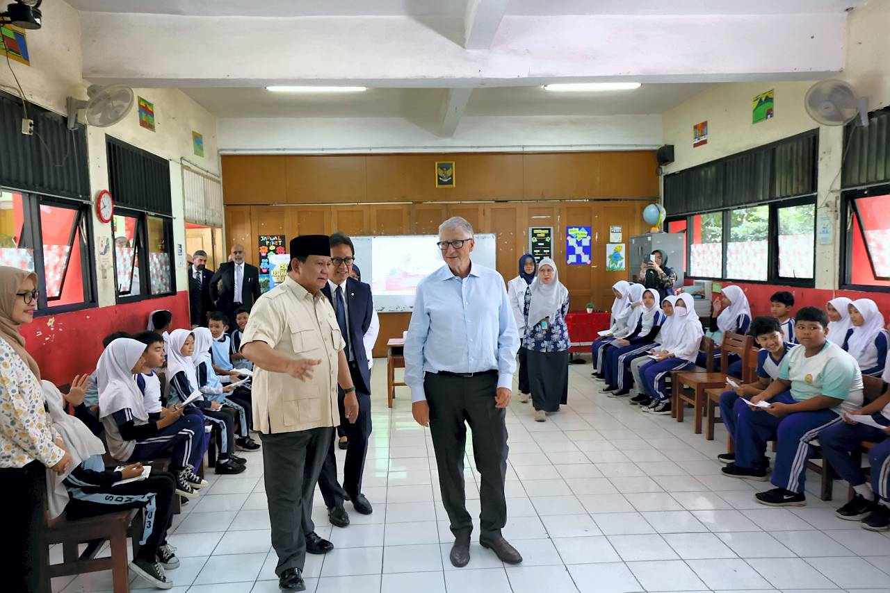 Presiden Prabowo Subianto berbincangt dengan Bill Gates, di depan murid-murid SDN 03 Jati Pulogadung. [Tim Media Presiden]