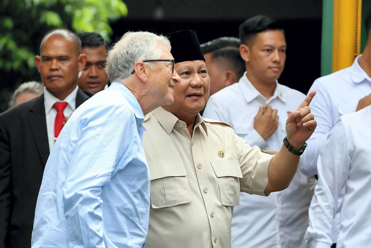 Presiden Prabowo Subianto berbincang dengan Bill Gates. [Tim Media Presiden]
