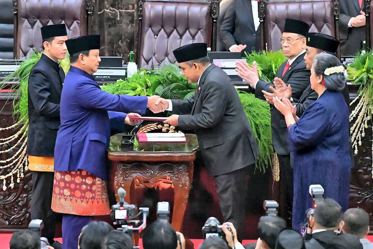Presiden Prabowo Subianto menerima berita dari Ketua MPR usai dilantik . [Tim Media Presiden]
