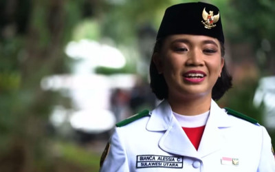 Bianca Alessia, Sang Pembawa Baki yang Terharu saat Prabowo Cium Bendera Merah Putih
