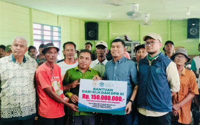 Legislator Fraksi Gerindra Beri Bantuan Uang 150 Juta Bantu Desa Peduli Mangrove