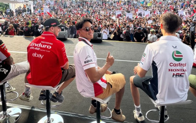 Mario Aji Jadi Sorotan di Riders Parade MotoGP Mandalika 2025