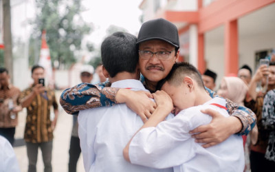 Kunjungi SRMA 33 Tangsel, Mensos Dapat Pelukan Haru Para Siswa
