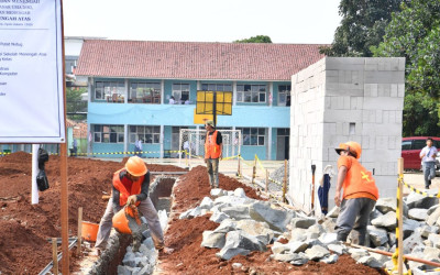 Tak Sekadar Bangun Fasilitas, Revitalisasi Sekolah Juga Gerakkan Ekonomi Warga