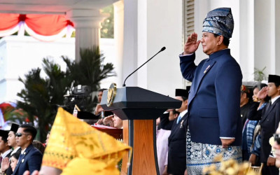 Berbaju Kurung dan Bertanjak Melayu, Prabowo Jadi Inspektur Upacara Penurunan Bendera Merah Putih
