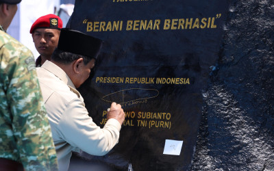 Mata Prabowo Berkaca-kaca Saat Pimpin Mengheningkan Cipta di Upacara Militer