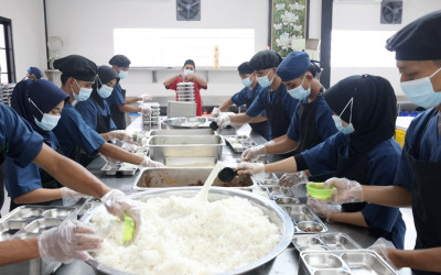 Kisah Bu Eem: dari IRT Jadi Juru Masak di Dapur MBG