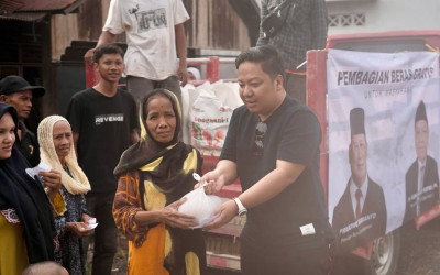 Legislator Partai Gerindra Bagi-Bagi Beras ke Warga Desa Sungai Alat